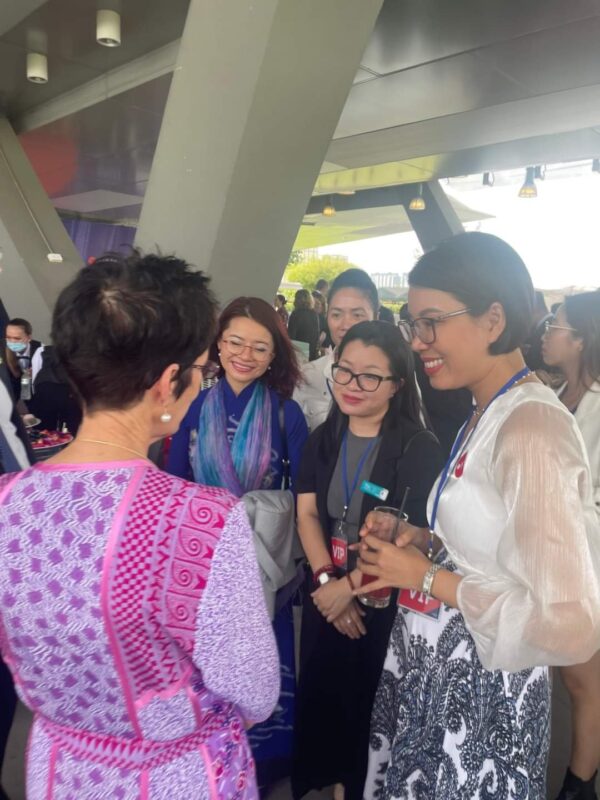 Bà Tracy Tran (áo trắng) đại diện đón tiếp Quý phu nhân Linda Hurley (Nguồn: VGAC)