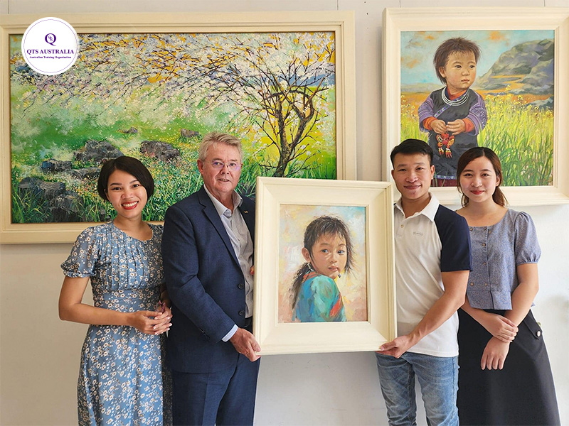 Ban Giáo sư QTS Australia và họa sĩ Đắc Tưởng cùng họa sĩ Ngô Thùy Linh