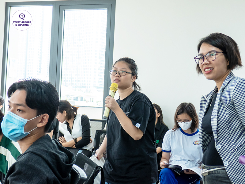Bạn học sinh tham dự đặt câu hỏi cho diễn giả tại hội thảo