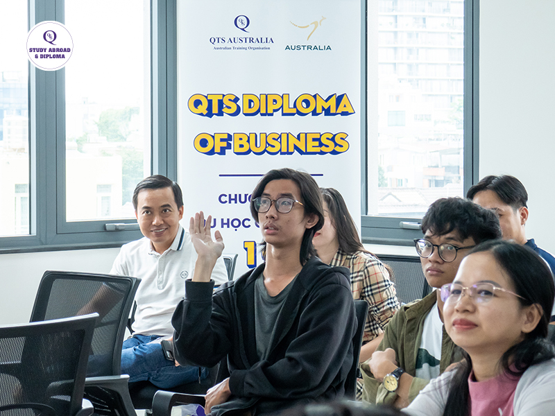 Bạn học sinh tham dự đặt câu hỏi cho diễn giả tại hội thảo