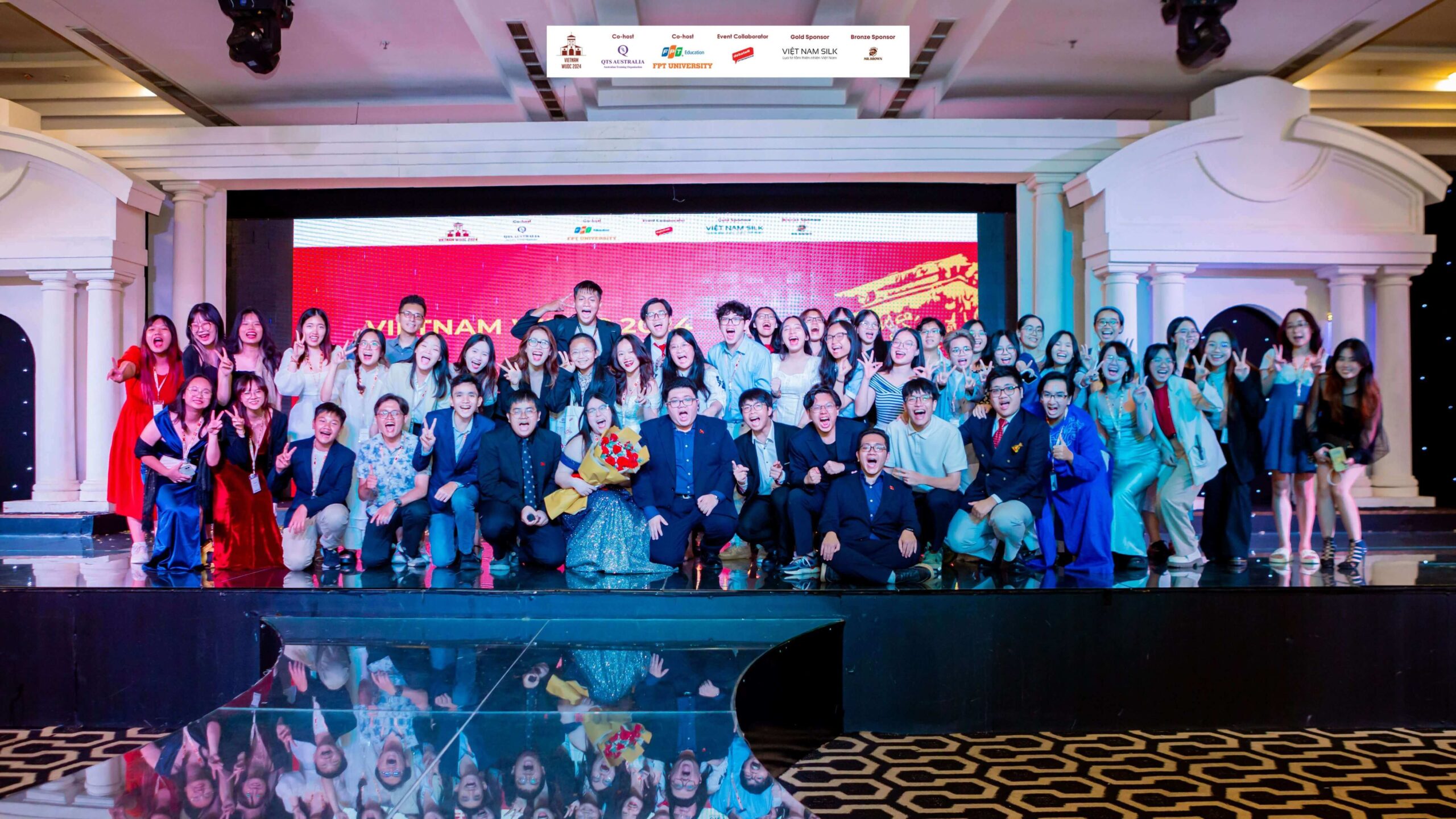 Ban Tổ chức giải Tranh biện Thế giới cấp Đại học WUDC 2024 chụp hình kỷ niệm tại lễ Closing Ceremony