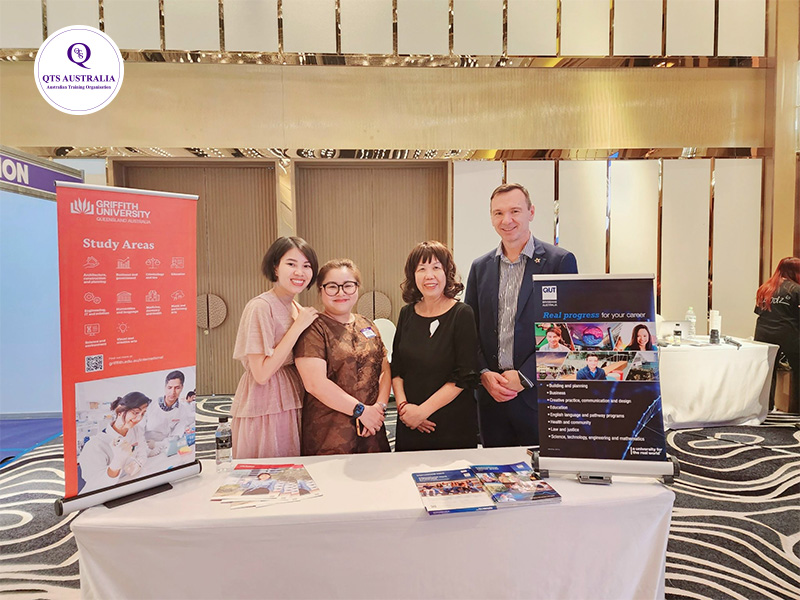 Chị Tracy Trang chụp hình cùng các đại diện đối tác QTS Australia