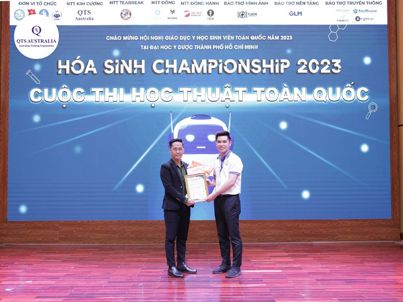 Đại diện BTC cuộc thi Hoá Sinh Championship trao tặng thư cảm ơn cùng bó hoa tươi thắm đến với ông Nguyễn Văn Vũ Linh