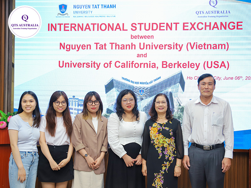 Đại diện QTS Australia chụp hình kỉ niệm với trường đại học Nguyễn Tất Thành
