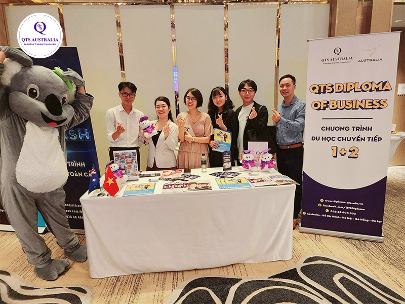 Đại diện Tổ chức Giáo dục QTS Australia tại Việt Nam tham gia và chụp hình lưu niệm tại sự kiện.