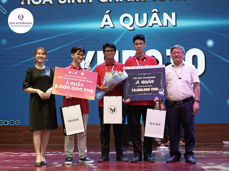 Đại diện QTS Australia trao tặng phần thưởng cho đội thi đoạt giải Á Quân