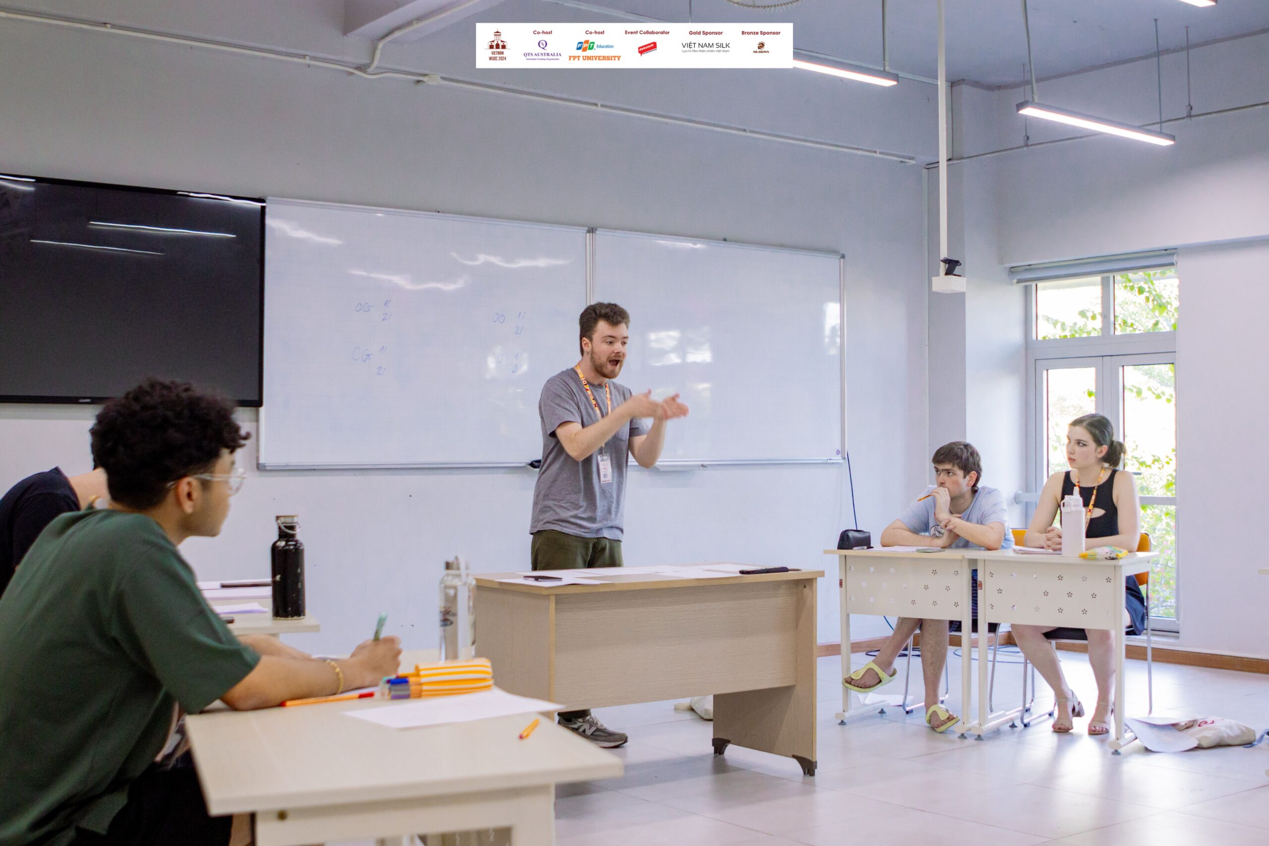 Thí sinh trình bày trong một phần thi tranh biện tại WUDC 2024