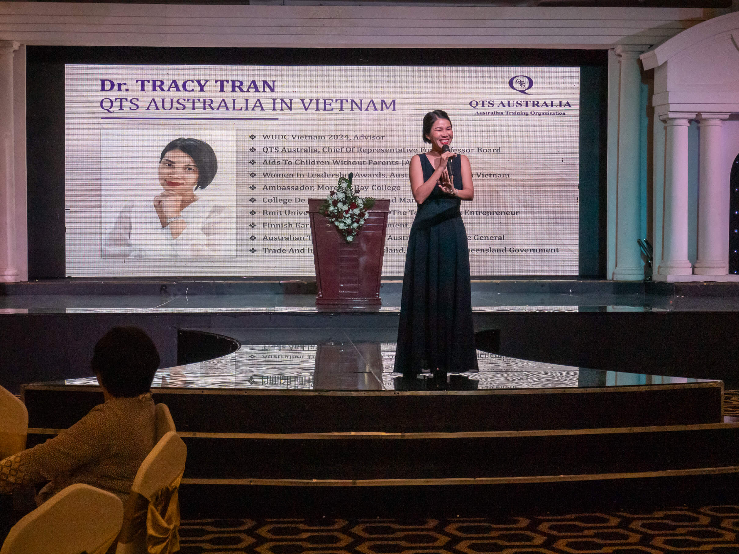 Tiến sĩ Tracy Trần - Tổng trưởng Đại diện Tổ chức Giáo dục QTS Australia tại Việt Nam phát biểu tại Lễ Closing Ceremony WUDC