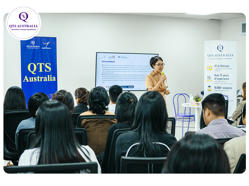 Dr Tracy Trang Trần mở đầu chương trình đem đến những thông tin về thị trường du học