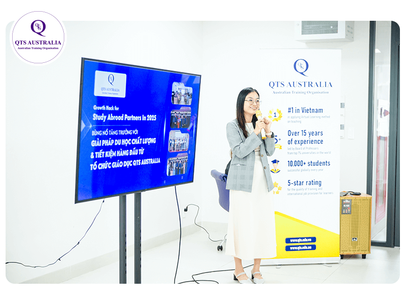 Trưởng phòng học vụ QTS Diploma phát biểu lợi ích của chương trình
