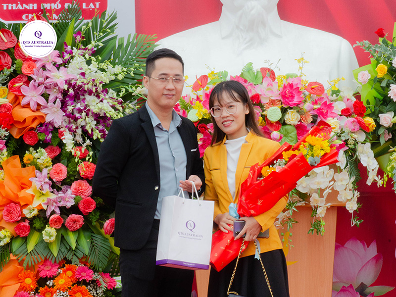 Ông Nguyễn Văn Vũ Linh trao tặng các suất học bổng cho đại diện trường Cao đẳng Đà Lạt