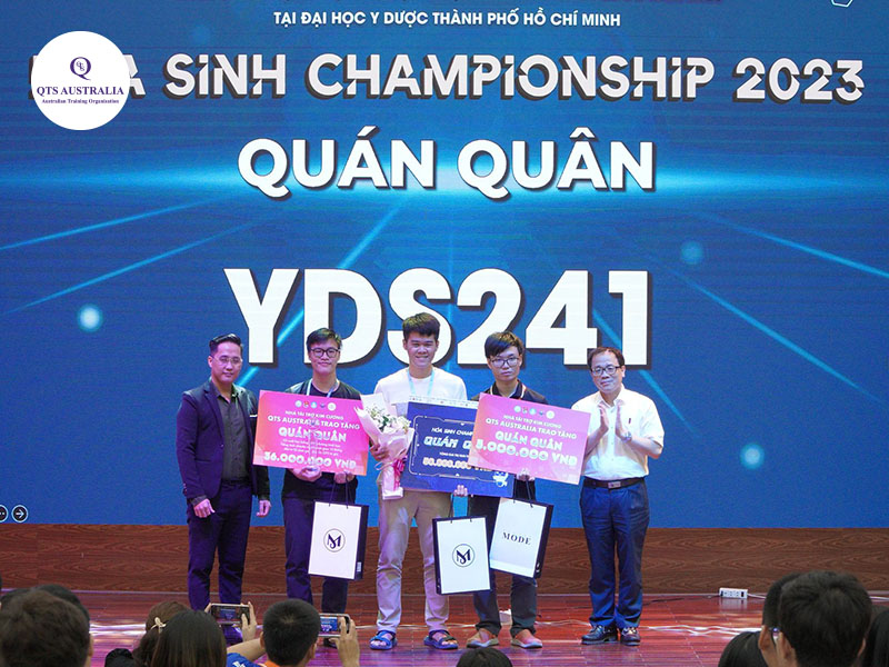 Ông Nguyễn Văn Vũ Linh trao tặng phần thưởng cho đội thi đoạt giải Quán Quân.