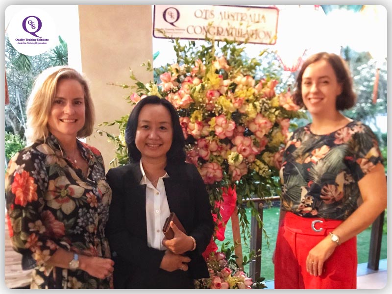 Bà Nguyễn Thị Hương Trà (giữa) - Trưởng Đại diện Tổ chức Giáo dục QTS Australia chi nhánh Đà Nẵng chụp hình cùng Bà Julianne Cowley (phải) - Tổng lãnh sự Úc tại Tp.HCM (phải) và Bà Rebecca Ball - Phó Tổng lãnh sự Úc (trái) tại sự kiện|Bà Nguyễn Thị Hương Trà trao tặng quà lưu niệm cho Bà Julianne Cowley|Bà Julianne Cowley chụp hình cùng Bà Nguyễn Thị Hương Trà và thành viên đại diện QTS Australia chi nhánh Đà Nẵng