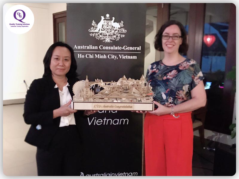 Bà Nguyễn Thị Hương Trà trao tặng quà lưu niệm cho Bà Julianne Cowley
