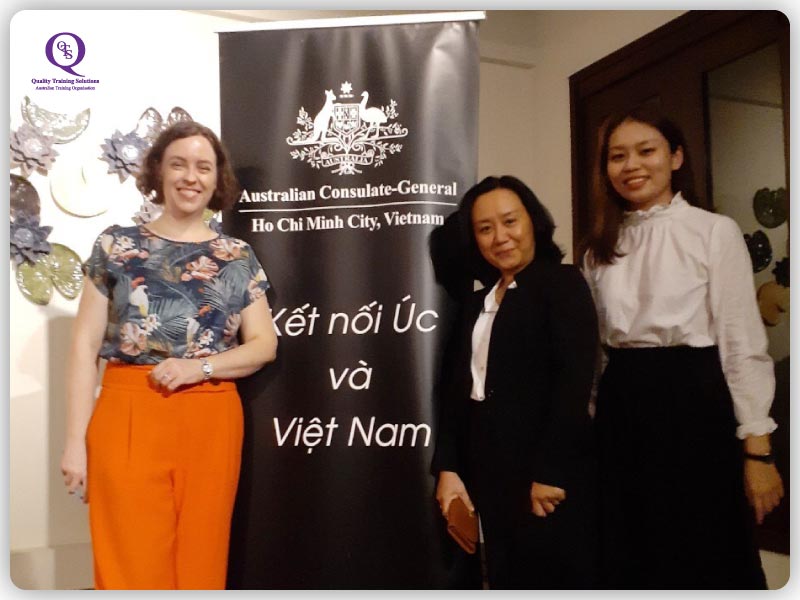 Bà Julianne Cowley chụp hình cùng Bà Nguyễn Thị Hương Trà và thành viên đại diện QTS Australia chi nhánh Đà Nẵng