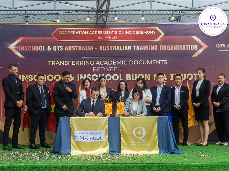 Đại diện QTS Australia và trường INschool ký văn bản hợp tác