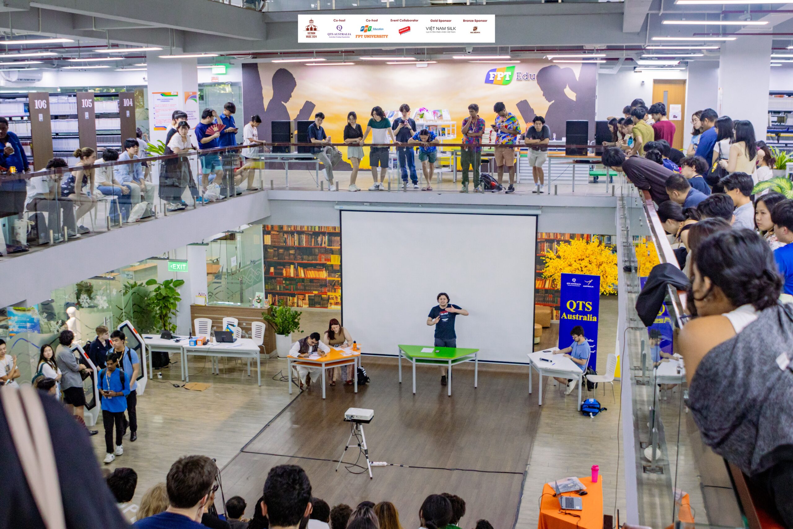 Thí sinh WUDC 2024 trong một vòng tranh biện công khai (Public Speaking) tại Đại học FPT - Campus TP.HCM