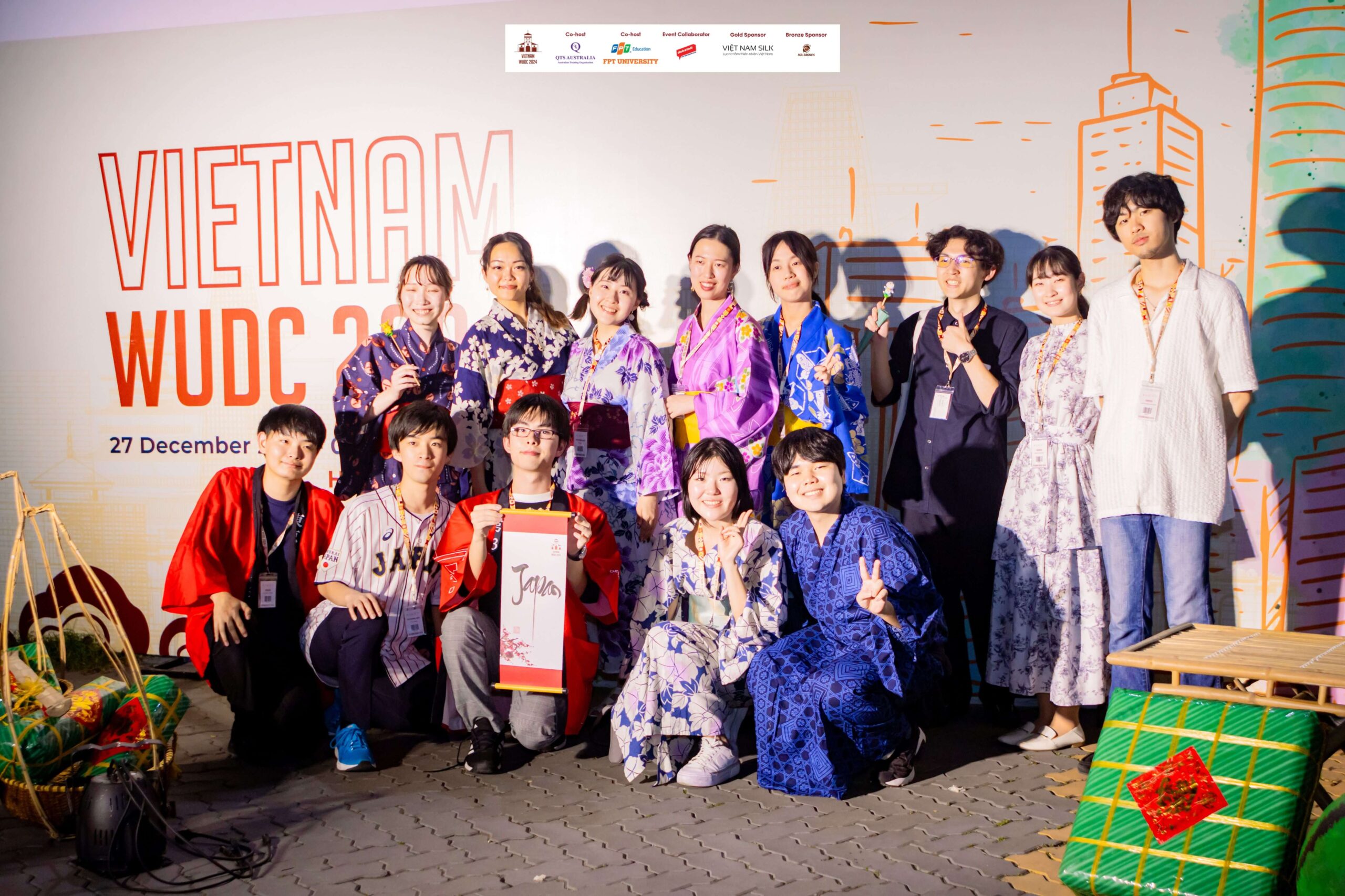 Hình ảnh sinh viên quốc tế tham dự đêm Giao lưu văn hóa Vietnam Night tại WUDC 2024