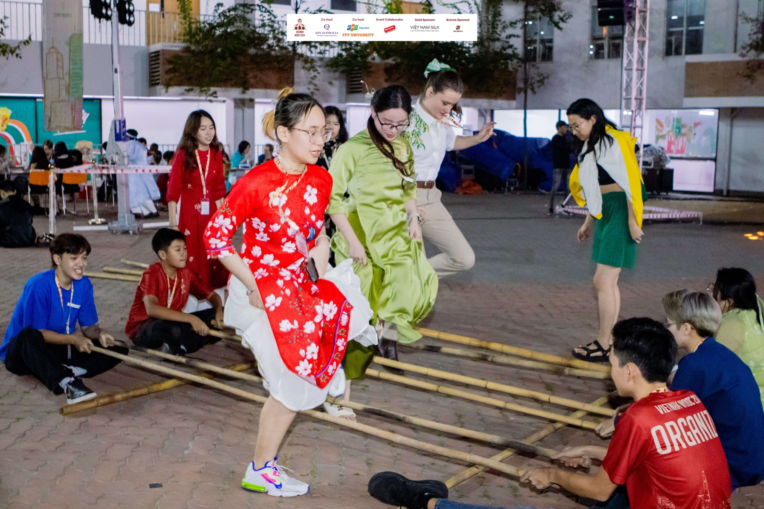 Sinh viên quốc tế cùng trải nghiệm các trò chơi dân gian tại đêm Giao lưu văn hóa Vietnam Night WUDC 2024