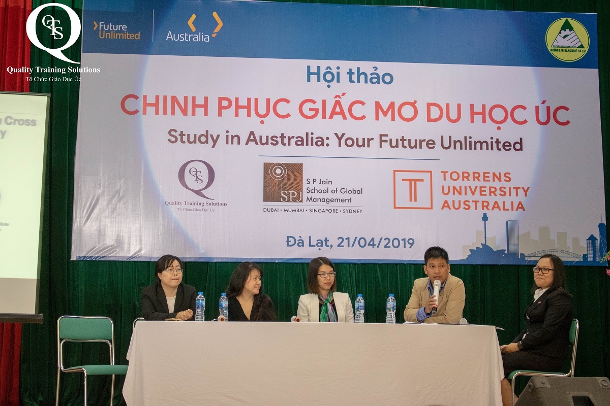 Các đại diện tham dự chia sẻ bí kíp học tiếng anh cũng như thông tin du học Úc tại Hội thảo|Hội trường tổ chức Hội thảo chinh phục giấc mơ du học Úc - Bí kíp học tiếng anh|Sinh viên trao đổi các vấn đề liên quan đến Du học với ban tư vấn của QTS|Các cẩm nang học tiếng anh và du học Úc