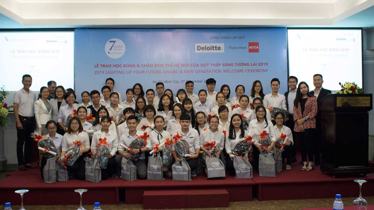 Quỹ học bổng “Lighting Up Your Future”