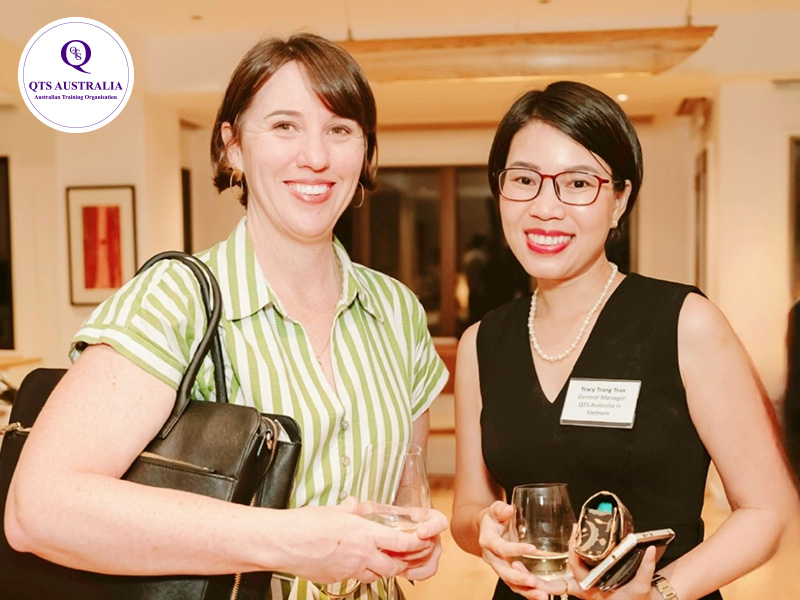 Phó Tổng Lãnh sự Australia Renée Deschamp (bên trái) và Dr Tracy Trần tại tiệc chào mừng đặc biệt Chủ tịch Thượng viện