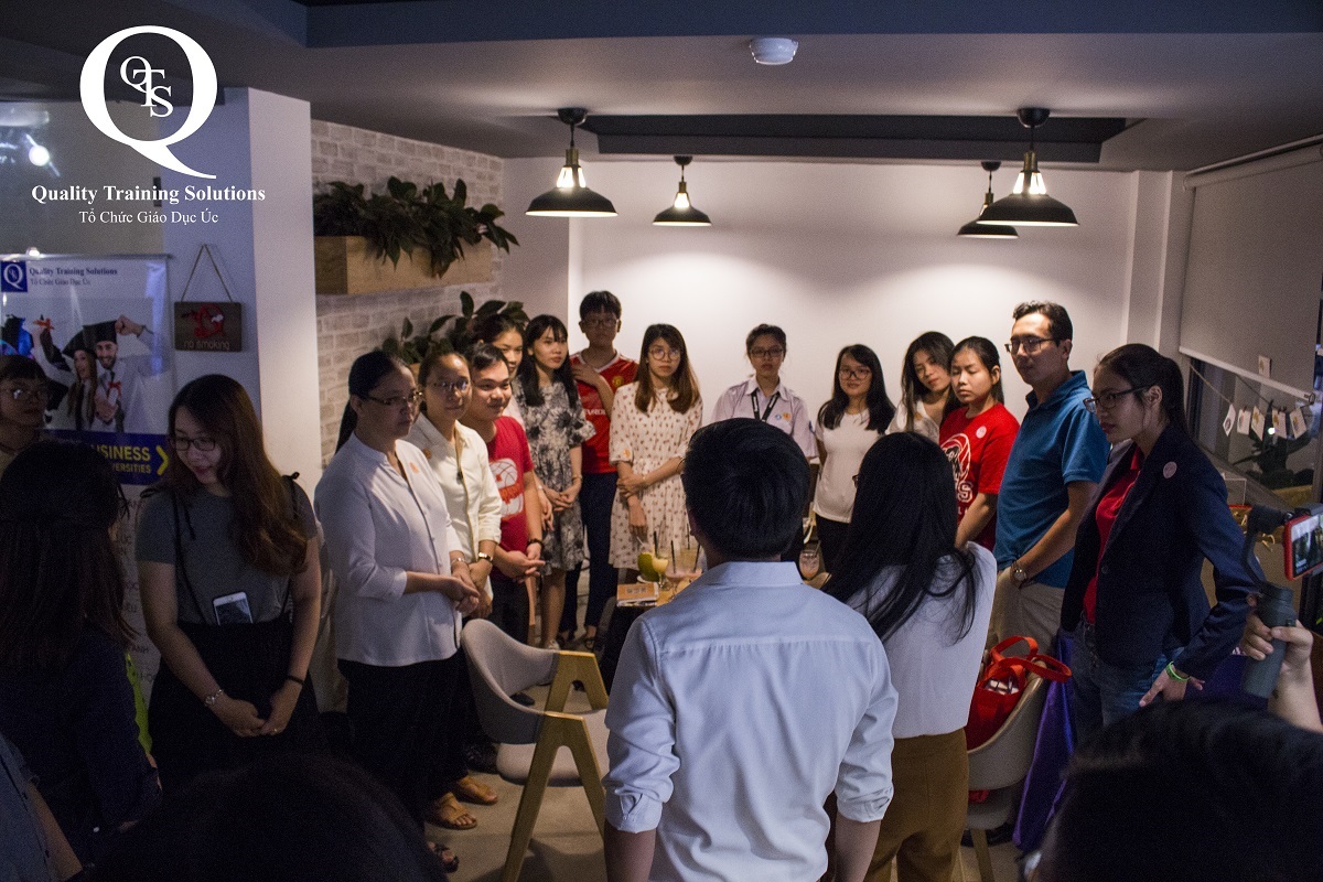 QTS Student Night - Đêm giao lưu & kết nối thân mật giữa trợ giảng và học viên|Không khí sôi động của buổi giao lưu Student Night|QTS trao chứng chỉ dành cho học viên của QTS|Đại diện QTS Australia và Việt Nam