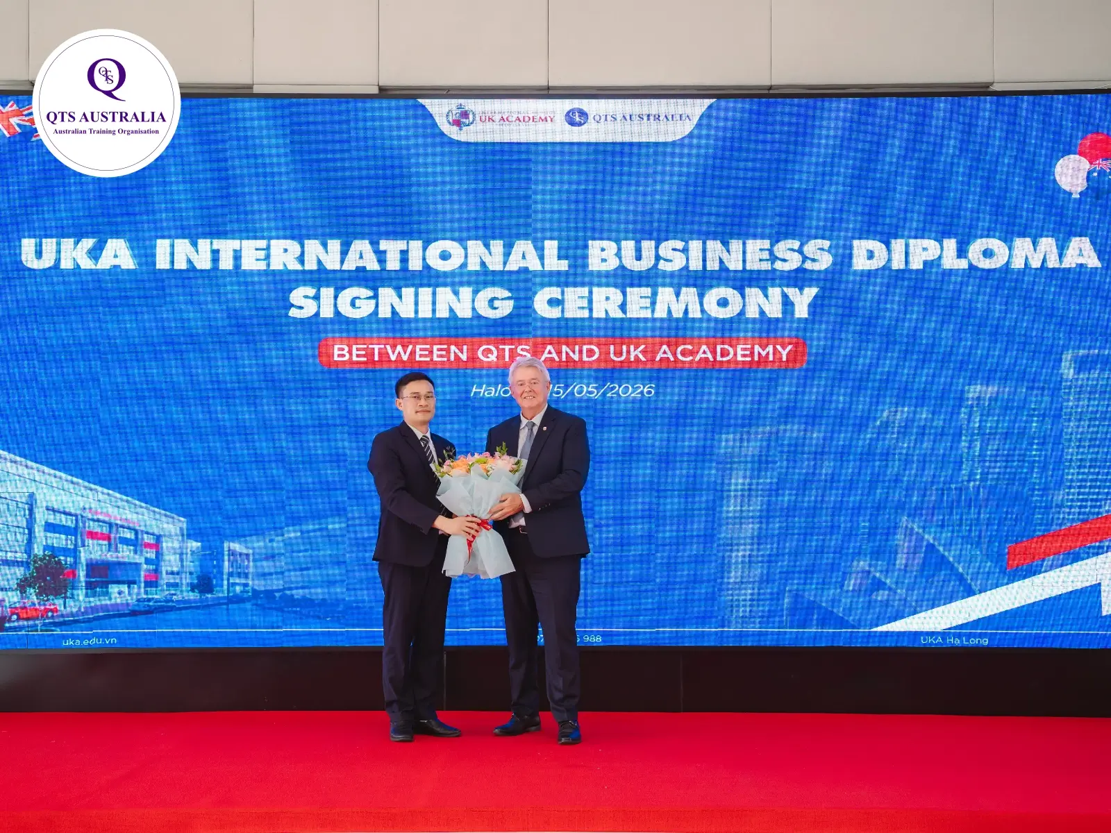 Giáo sư Raymond Gordon nhận hoa ki niệm