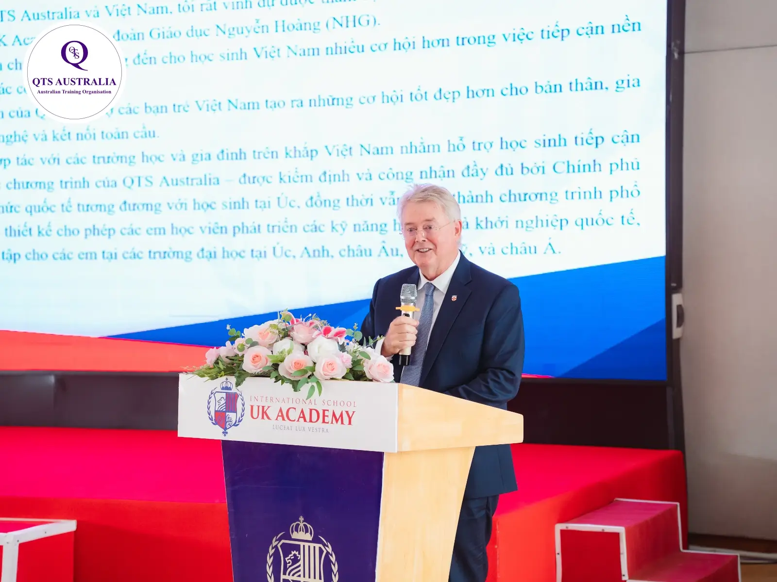 Giáo sư Raymond Gordon phát biểu tại sự kiện
