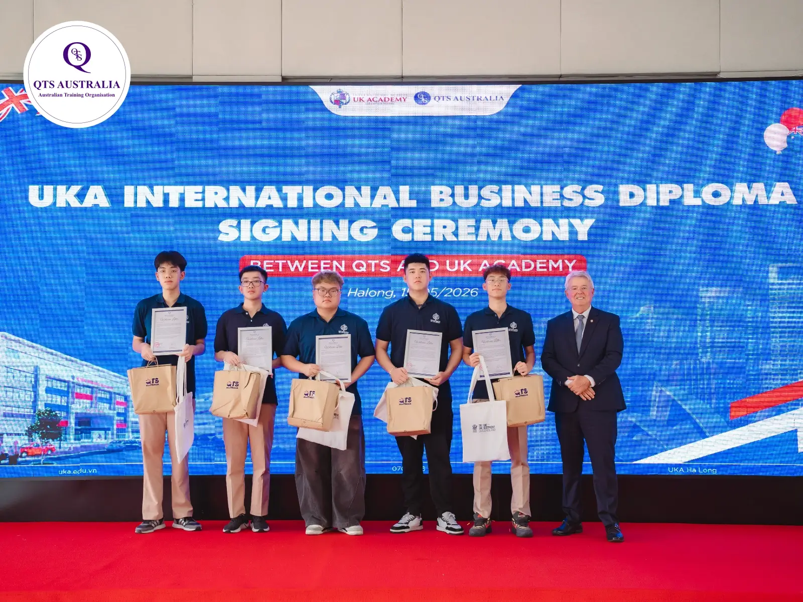 QTS Australia trao qua cho các học sinh nổi bật tại UK Academy