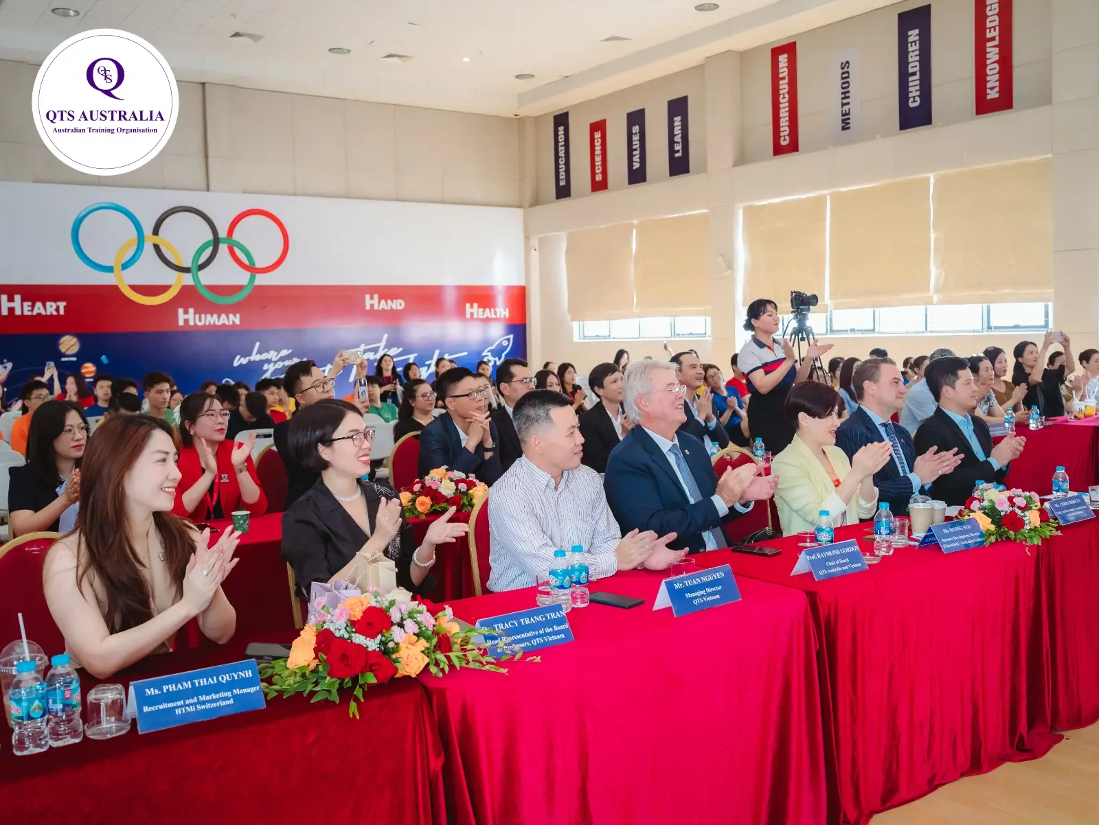 Khách mời tham dự buổi lễ ký kết QTS Australia và UK Academy