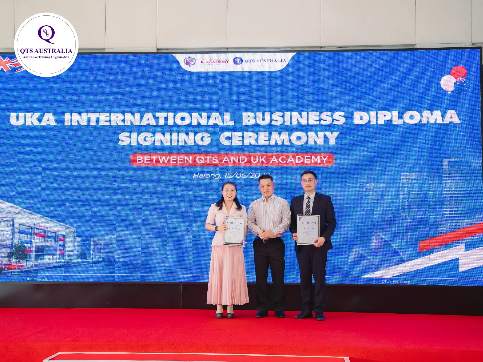 Ông Nguyễn Mạnh Tuấn trao chứng nhận cho Đại diện trường UK Academy