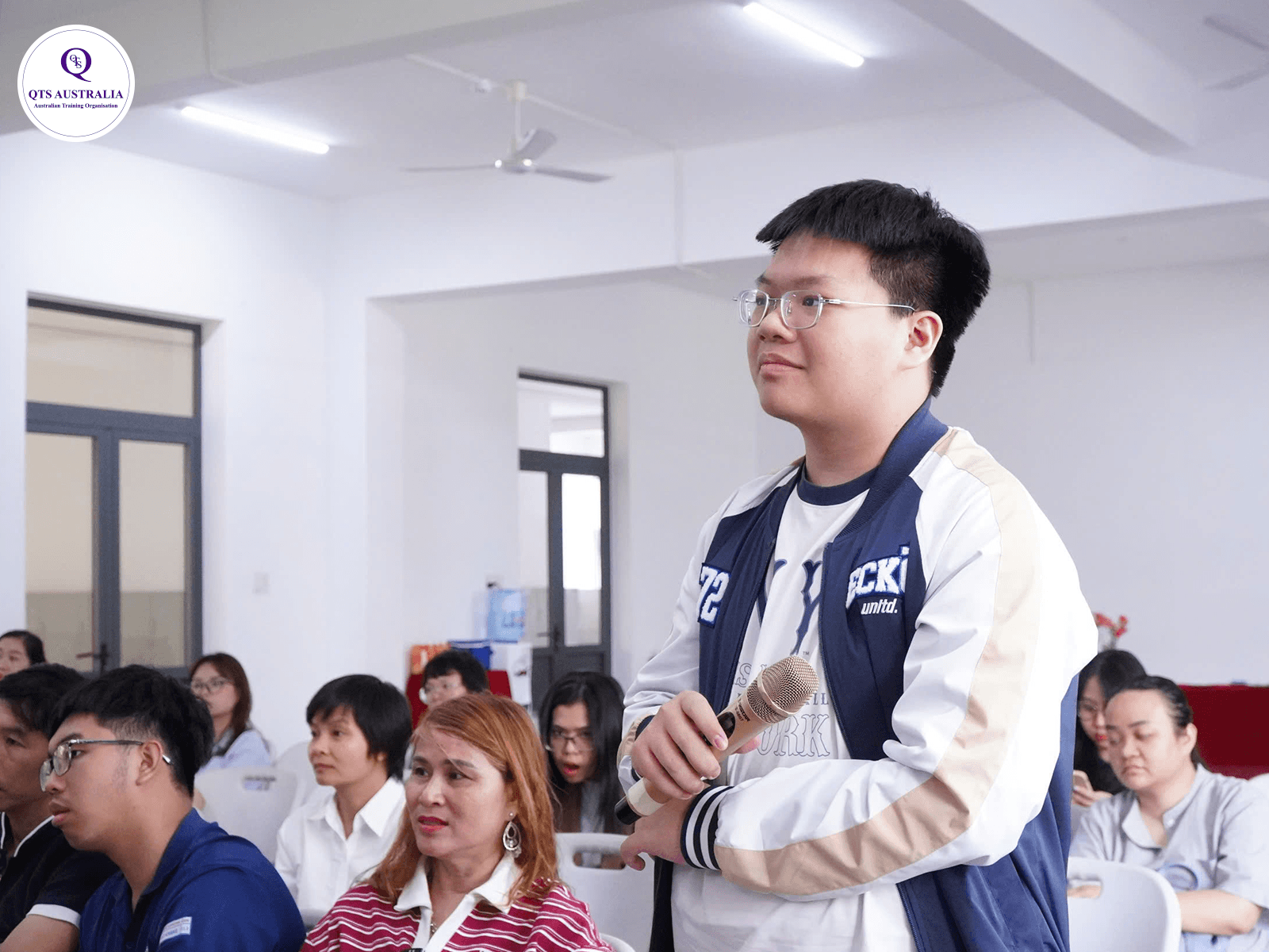 Học sinh đặt câu hỏi tại sự kiện