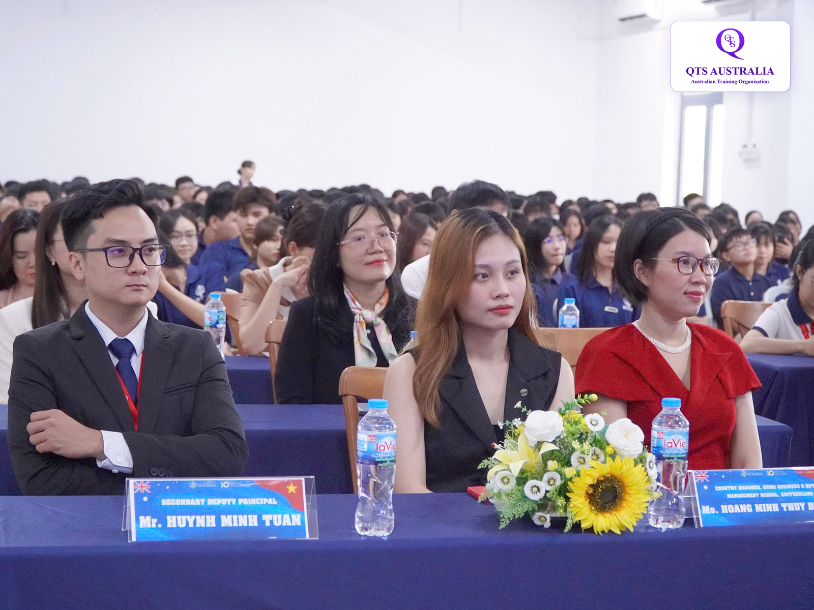 Lễ ký kết diễn ra trong không gian trang trọng, đánh dấu cột mốc quan trọng trong mối quan hệ hợp tác giữa hai đơn vị giáo dục uy tín